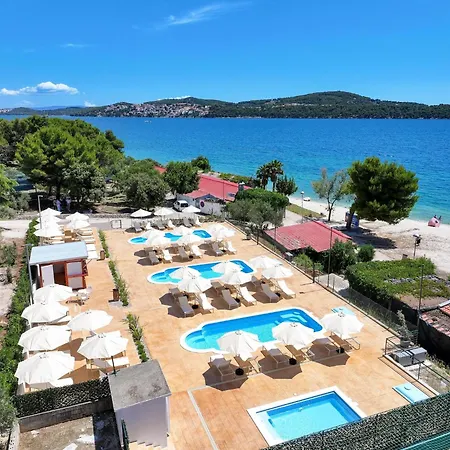 Apartment Medena In Seget Donji With Pools *
